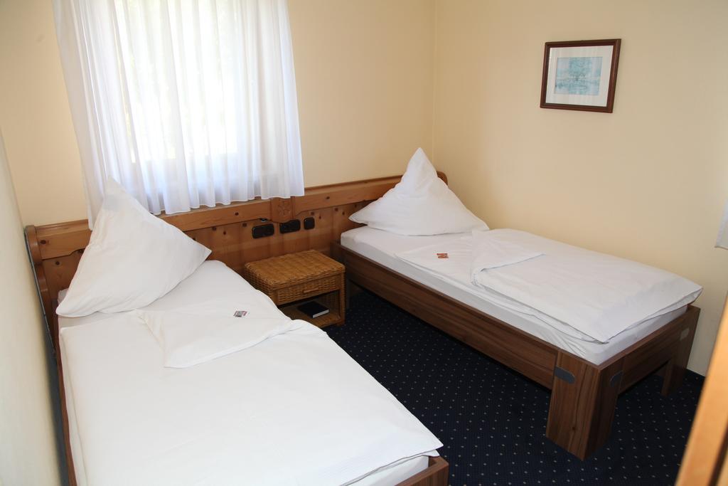 Brucker Gastehaus Hotel Fuerstenfeldbruck Kamer foto